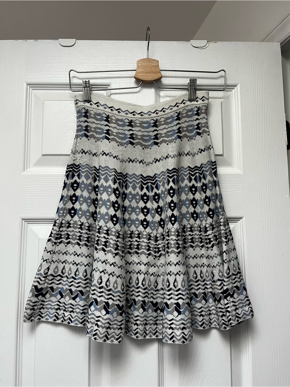 BCBGMaxAzria Patterned A-Line Knit Skirt in Cream and Blue